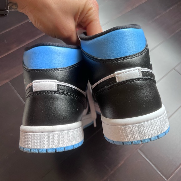 Size US Women's 7 - Authentic Nike Air Jordan 1 Mid University Blue with Box - Picture 2 of 5